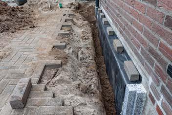 Vloer op volle grond isoleren randisolatie Werkwijze de muurisolatie wordt doorgetrokken zodat de grond extra isoleert 3 Vloer op volle grond isoleren vloer uitgraven Werkwijze oude tegelvloer op