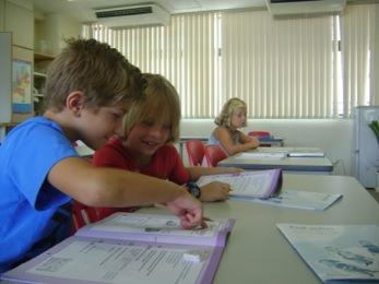 2. De organisatie van het onderwijs 2.1.De organisatie van het onderwijs op school De Nederlandse lessen zijn geïntegreerd in het lesprogramma van de YIS.