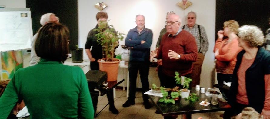 Workshop Dahlia s kweken Grote belangstelling voor de workshop Zelf Dahlia s Kweken welke op zaterdag 17 maart werd verzorgd door Agnes Westerhof en Henny Rosendaal.