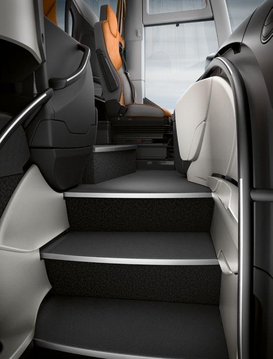 Aangename ontvangst. De Setra TopClass 500 wordt vanaf het eerste moment gekenmerkt door een aangenaam royaal en ruimtelijk interieur. Het bijzondere comfort is al bij het instappen duidelijk.