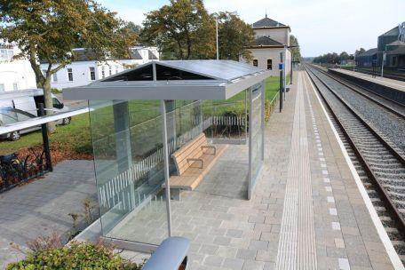 Voorbeeld van een zelfvoorzienend station ProRail gaat op station Zuidbroek energie opwekken met zonnepanelen in een abri.