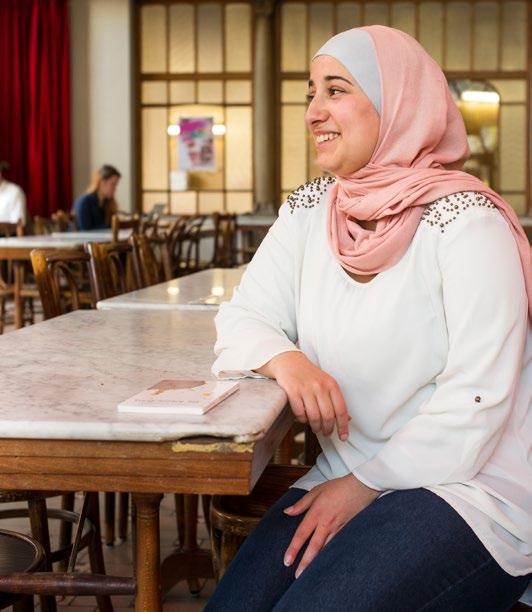 Mayada, 22 jaar, België. Studente Arabistiek en Islamkunde. Schrijft voor de website MVSLIM. Haar droom? Kansarme meisjes helpen om voor zichzelf op te komen.