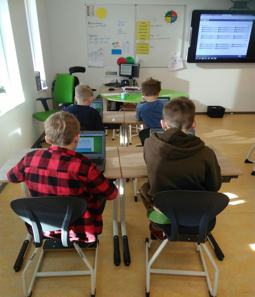 Groep 6 2 Weken geleden zijn groep 5 en 6 begonnen met een pilot digitaal onderwijs. De kinderen werken op Chromebooks met software voor rekenen, taal en spelling.