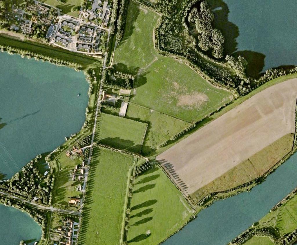 De landschappelijke context is te kenschetsen als een door de grindwinning tot een waterrijk gebied omgevormd deel van het Maasdal; ten westen en noordoosten van