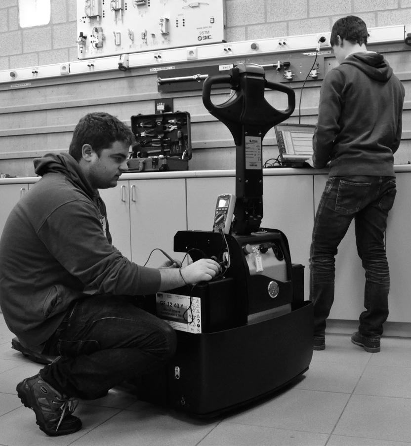 Je bent nieuwsgierig naar de manier waarop apparaten en machines werken. Je leert motoren, robots, pompen, ventielen, cilinders, kennen, herstellen en onderhouden.