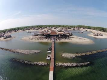 2. DE LOCATIE koppelen zijn), een zeer ruim zonovergoten terras en een eigen marina die 100 meter de Grevelingen inloopt.