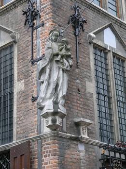 kunstenaar: Albert Termote titel: Mariabeeld jaartal: 1953 locatie: Burchtstraat 20 (gevel stadhuis) Dit beeld, Madonna met Kind, is geplaatst in 1953 na de restauratie van het stadhuis.