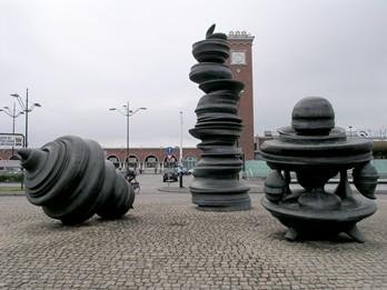 kunstenaar: Tony Cragg titel: zonder titel jaartal: 1999 locatie: Stationsplein De monumentale beeldengroep voor het Centraal Station is moeilijk over het hoofd te zien.