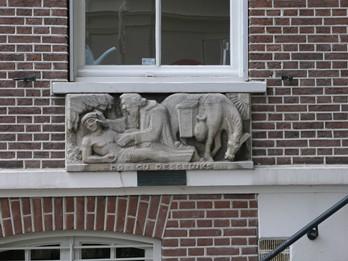 kunstenaar: Pieter d'hont titel: De Barmhartige Samaritaan jaartal: 1949 locatie: Van Schaeck Mathonsingel 12 De bijbelse vertelling van de Barmhartige Samaritaan staat symbool voor naastenliefde en