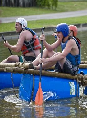 Heeft u altijd al eens willen weten hoe het is om over water te kunnen lopen? Met deze schoenen kan dit echt! Trek ze aan en ga het water op.