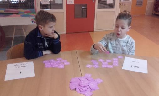 Groep 4 en 5 Zowel groep 4 als ook groep 5 is natuurlijk al een tijdje druk bezig met het leren en oefenen van de tafels. Groep 4 moet tot nu toe de tafels 2,5 en 10 kennen.