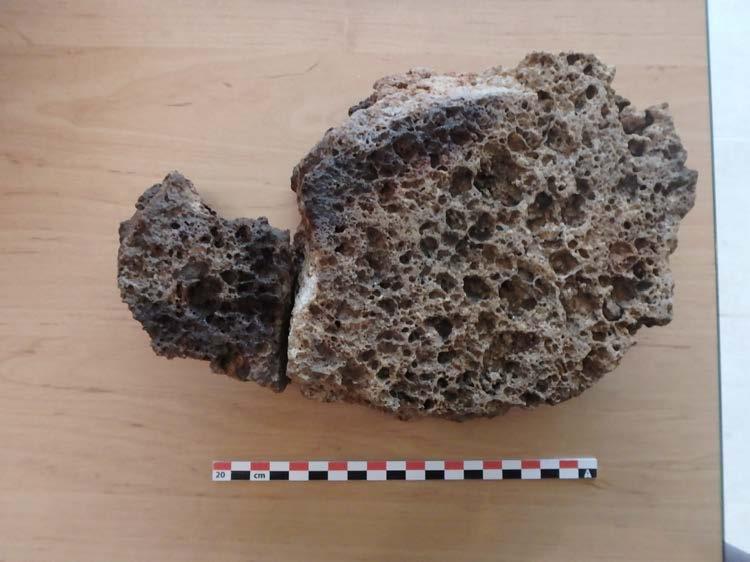 Figuur 34: Maalsteen afkomstig uit spoor 9 (ARCHEBO bvba, 2015). Werkput 5 Spoor 4 herbergde één scherf witbakkend middeleeuws aardewerk.