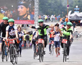 Als eerste startten drie lopers, waarna de fietsers volgden.