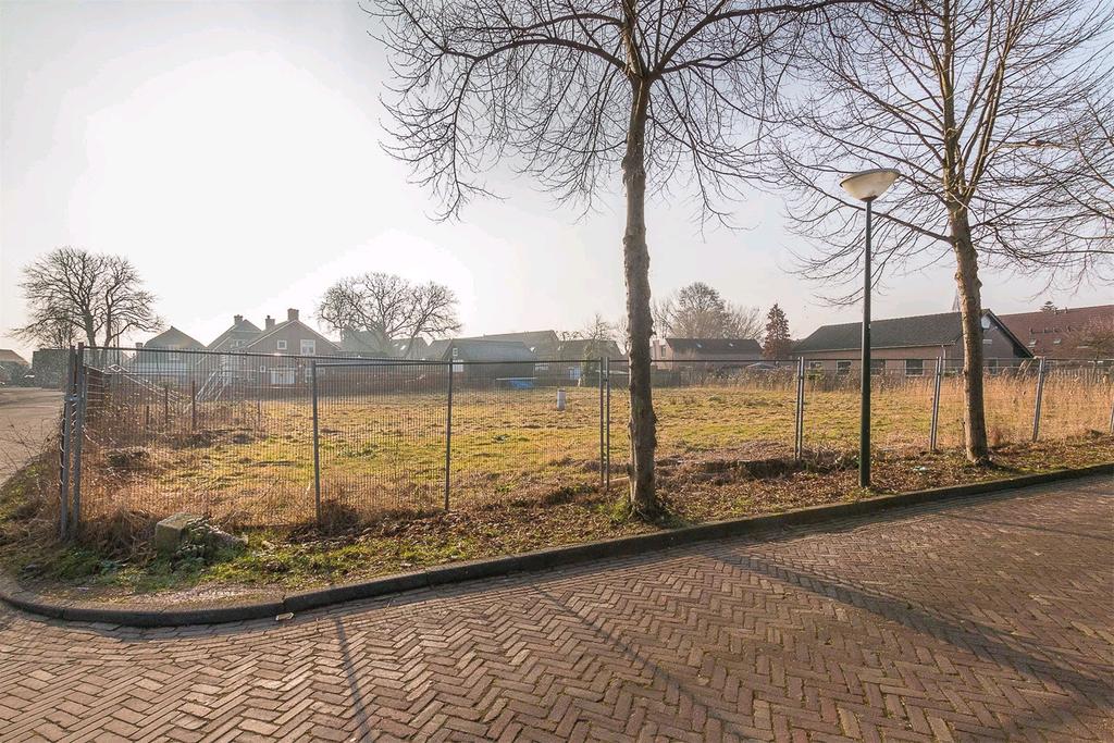 OMSCHRIJVING: Unieke ontwikkelingslocatie midden in het hart van Wijk en Aalburg, op loopafstand van het winkelcentrum.