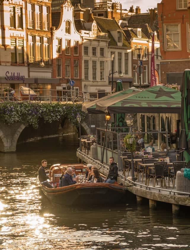 5) Beerenburger Museum Boomsma Maak kennis met het traditionele kruidenbittertje van Leeuwarden. In het hart van Leeuwarden vind je het Beerenburger Museum van Boomsma.