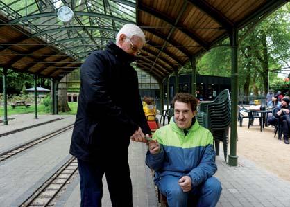 Ik ga naar het station van de kleine treintjes en ga op een wagon zitten.