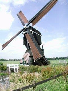 Aan de noord oostkant van de molen is er sprake van enige belemmering door de woning en het bedrijfsgebouw van de familie Van Wijk.