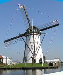 De Kerkmolen is aan de noordzijde geheel ingebouwd. Alleen het gebied tussen zuid en zuidwest bestaat nog uit een zeer open polderlandschap zonder windbelemmeringen.