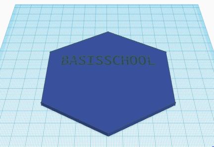 Schrijf de naam van jouw school in het vakje Text en de naam zal verschijnen op het zeshoekig prisma. Selecteer Hole.