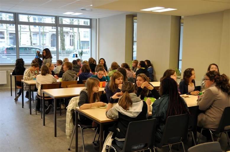 De middagpauze kunnen de leerlingen doorbrengen in de cafetaria, op de speelplaats of in de bibliotheek. In de cafetaria lunchen de leerlingen.