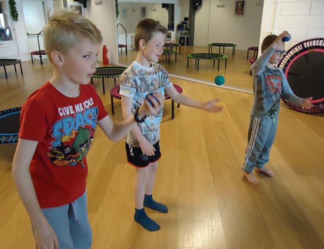 Tafel ballen Deze oefening bevordert de samenwerking van de linkeren rechterhersenhelft. Het ritme van de ballen op de grond zorgt voor nog effectiever leren van de tafel. Hoe gaat de oefening?