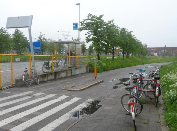 Voorstel Als besloten wordt om de kruising te reconstrueren kunnen de voet- en fietspaden verschoven worden. De halte kan dan direct achter de kruising gesitueerd worden.