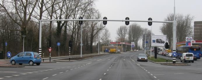 Op beide rijbanen is een busstrook aanwezig die aan de oostzijde van de tunnel begint (richting station) of eindigt (richting Leiderdorp).