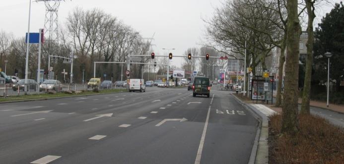De verkeerslichtenregeling op het kruispunt met de IJsselmeerlaan en Sumatrastraat is voorzien van prioriteit voor de bus.