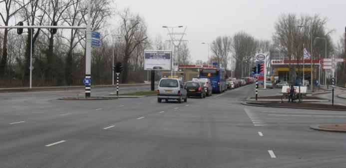 Wensbeeld maatregelen: Voor de richting Leiderdorp is het wenselijk dat de bushalte (= begin busstrook) beter bereikbaar wordt.