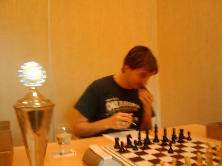 stuk voor kan blijven. 29.Lxf6 Txf6 Het is uit, na het onverwachte 29...Tg7! 30.Lxg7 Kxg7 31.Te4 kon zwart nog vechten om in de partij te blijven. 30.exf6 Pe6 31.Te4 Pf8 32.Dh6 Pe6 33.