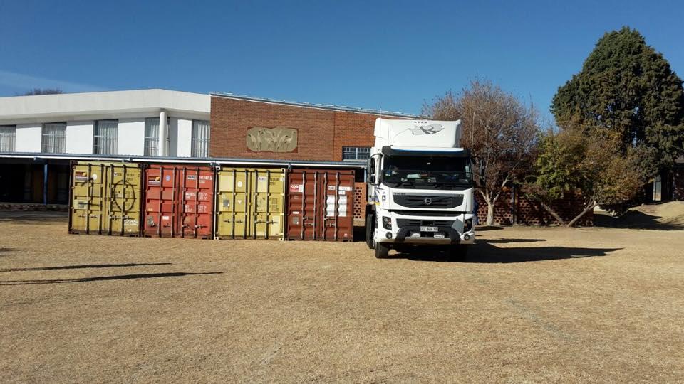 Container Project Container 7,8,9, en 10 zijn medio juli 2017 gearriveerd in Zuid-Afrika. Vol met gereedschap, speelgoed, knuffels, dekens, boeken, machines etc. Teveel om op te noemen.