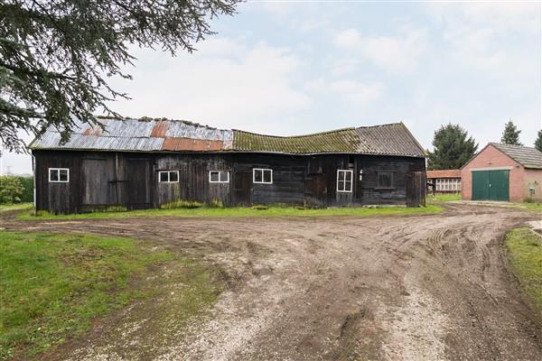 Bijgebouw 1: Het eerste bijgebouw is vervallen en slooprijp.