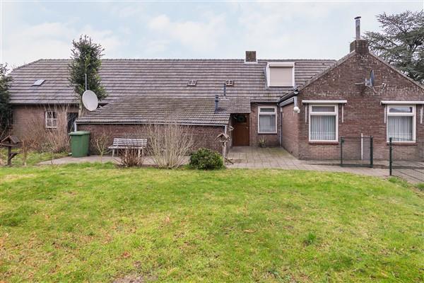 Bijzonderheden: Woonoppervlakte: ca. 132 m². Inhoud woonhuis incl. achterhuis: ca. 462 m 3. Totale oppervlakte bijgebouwen: ca. 970 m 3. Het woonhuis verbouwd in ca.