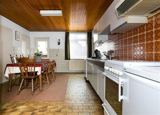 De keuken is uitgerust met een eenvoudige wandopstelling, welke is voorzien van een aluminium werkblad met gootsteen.