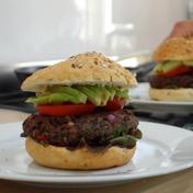 Homemade vegaburger - heerlijk op zomerse dagen Ingrediënten voor 4 personen: 1 blik zwarte bonen 1 vrolijk kippenei 3 eetlepels paneermeel 1 rode ui 1 theelepel paprikapoeder 4 harde ronde broodjes