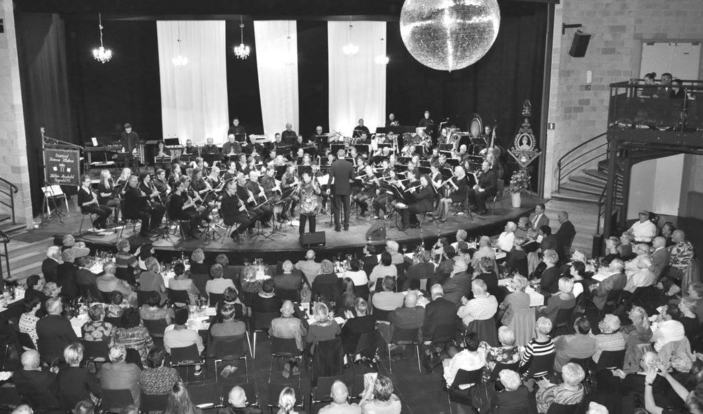 Ook de dirigent liet zich van zijn beste kant zien en kreeg het hele orkest aan het zingen en swingen op nummers van Rowwen Heze en Rosamunde.