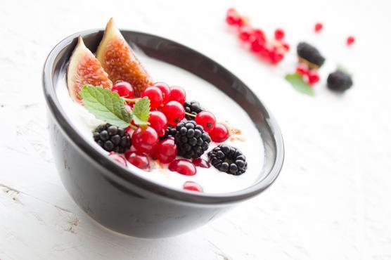Desserten Verkies yoghurt, plattekaas (kwark), fruitsla of vers fruit.