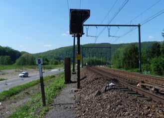 30u voert de bestuurder van de trein EE44883 die op spoor B rijdt van de lijn 154, een noodstop uit voor het sein B779 ter hoogte van kilometeraanduiding 77898 na het voorafgaande waarschuwingssein