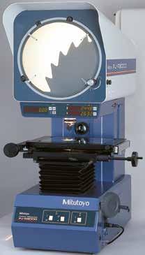 Linear scales geïntegreerd in de XY-tafel Ingebouwde draaiencoder in het Ø 315 mm projectiescherm De XY-tafel uitgerust met een snelverstelmechanisme voor snelle tafelbewegingen 10X objectieflens