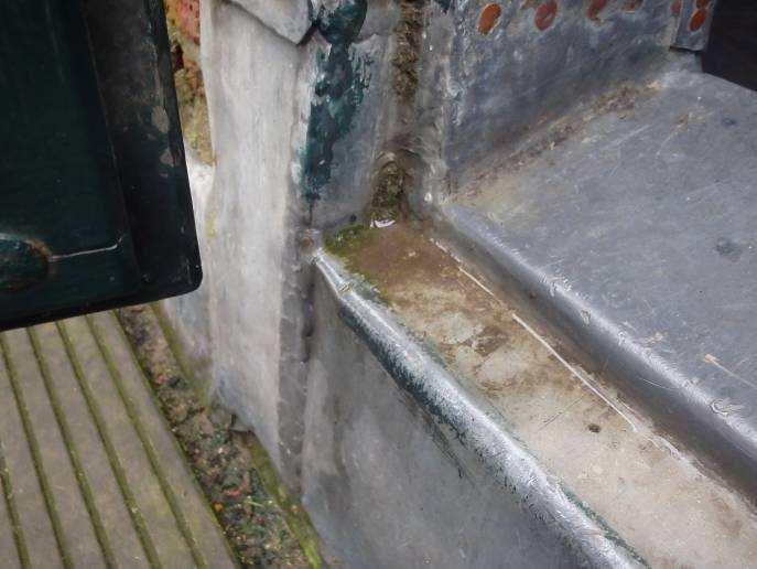 Foto 3; loodbekleding dorpel watert onvoldoende af. 2.7 ootlijsten/ balustraden emetselde balustrade Aan de binnenzijde van de hoekbalusters zijn rvs haakbeugels aangebracht.