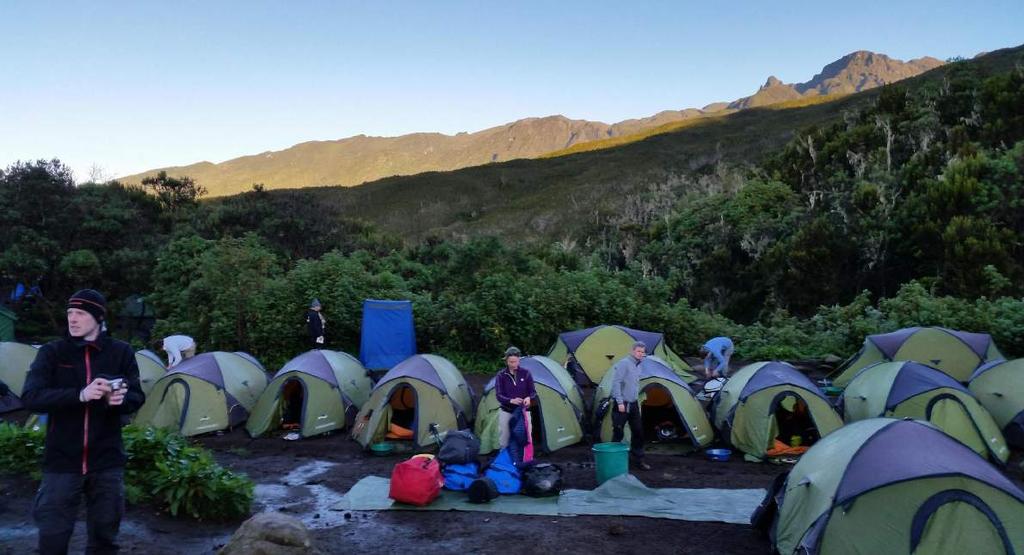 Overnachtingen Voor en na de beklimming overnacht je in een comfortabele lodge net buiten de stad: de Kigongoni Lodge.