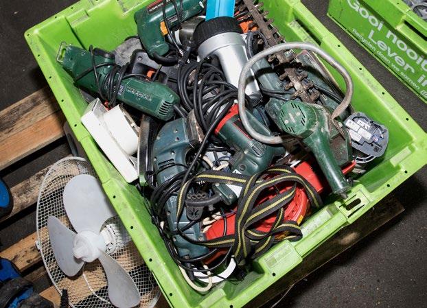 Onderzoek MINDER ELEKTRISCHE APPARATEN IN RESTAFVAL MAATREGELEN VOOR BRONSCHEIDING BLIJVEN NODIG VOOR MEER INZAMELING De hoeveelheid afgedankte kleine elektrische apparaten (e-waste) in het restafval
