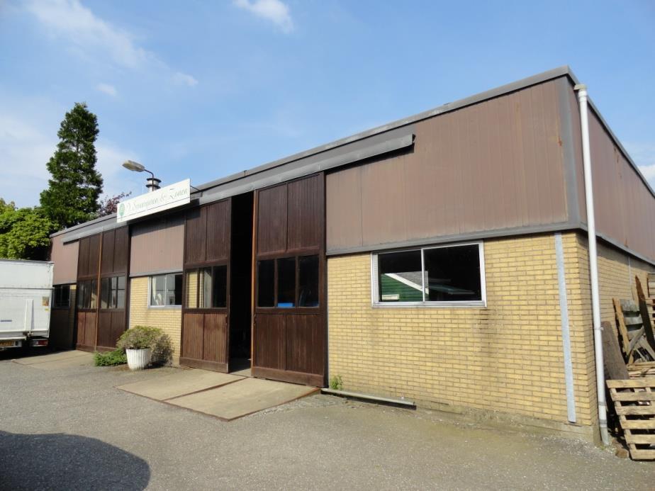 BFSGBOW CS QO SCH: Gebouwd van staal constructie met een vrije overspanning en gevels van gemetselde halfsteensmuren en deels met geïsoleerde damwand profielplaten en houten kozijnen.