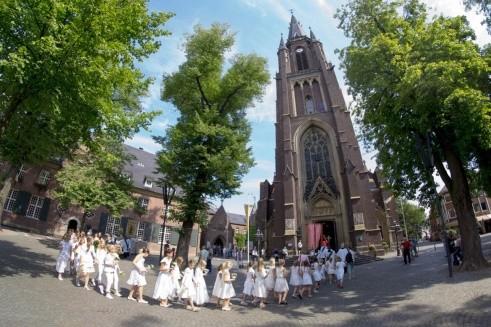 Zaterdag 27 augustus vertrekken we weer met een bus vol bruidjes naar Kevelaer om mee te doen aan de jaarlijkse Twentse Processie.
