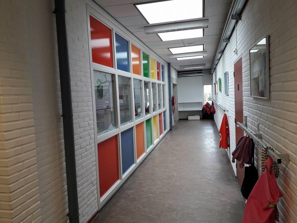 Zaterdagochtend 7 april: samen de school mooier verven Tijdens NL Doet hebben we een start gemaakt met het verven van de gang.