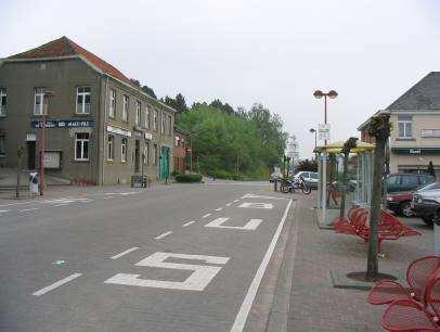 Inrichting openbaar domein Verdichte, aaneengesloten woningbouw van twee bouwlagen met dak kenmerkt het dorpscentrum van Huldenberg vanaf het Gemeenteplein tot aan het kasteel.