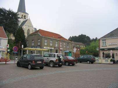 Het kerkgebouw op de heuvel domineert het dorpscentrum en is beperkt toegankelijk vanaf de doorgaande weg N253 (R. Borremansstraat). Voorbij het Gemeenteplein langs de R.