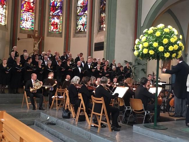 Hoogtepunt de komende periode is de feestelijke Hoogmis op Paasmorgen met traditioneel de uitvoering van de Krönungsmesse van W.A. Mozart.