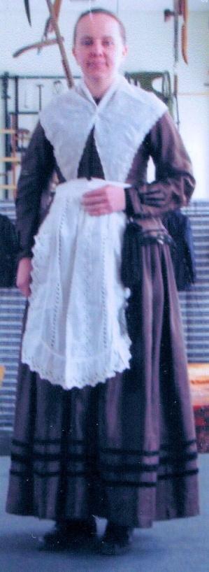 Mannequin Hendrika draagt een donkerbruine jurk uit
