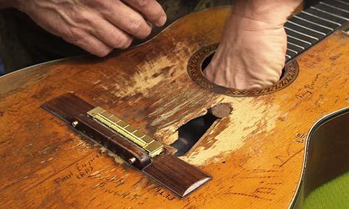 Deze gitaar is een oude Martin N- 20 gitaar. Gemaakt van Rose-wood hout voor de klankkast en voor de Fret en Brug gemaakt is van Ebbenhout. En dit staat garant voor een zeer goede kwaliteit.